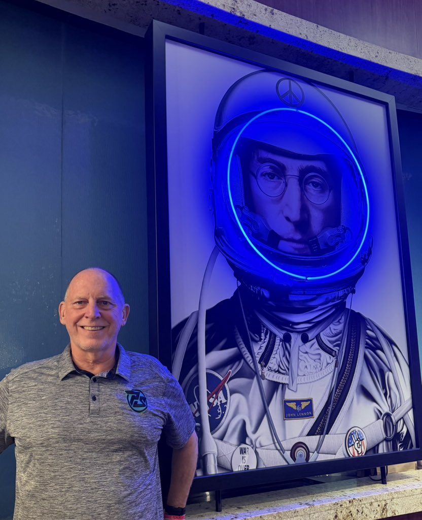 Astro_Clay's tweet photo. Two famous #Astronauts…, okay, maybe just one. #Houston @EmbassySuites 
#TheOrdinarySpaceman™️
#Nebrastronaut™️
#TheOracleofOuterSpace™️ https://t.co/IjlqeT7Ocn