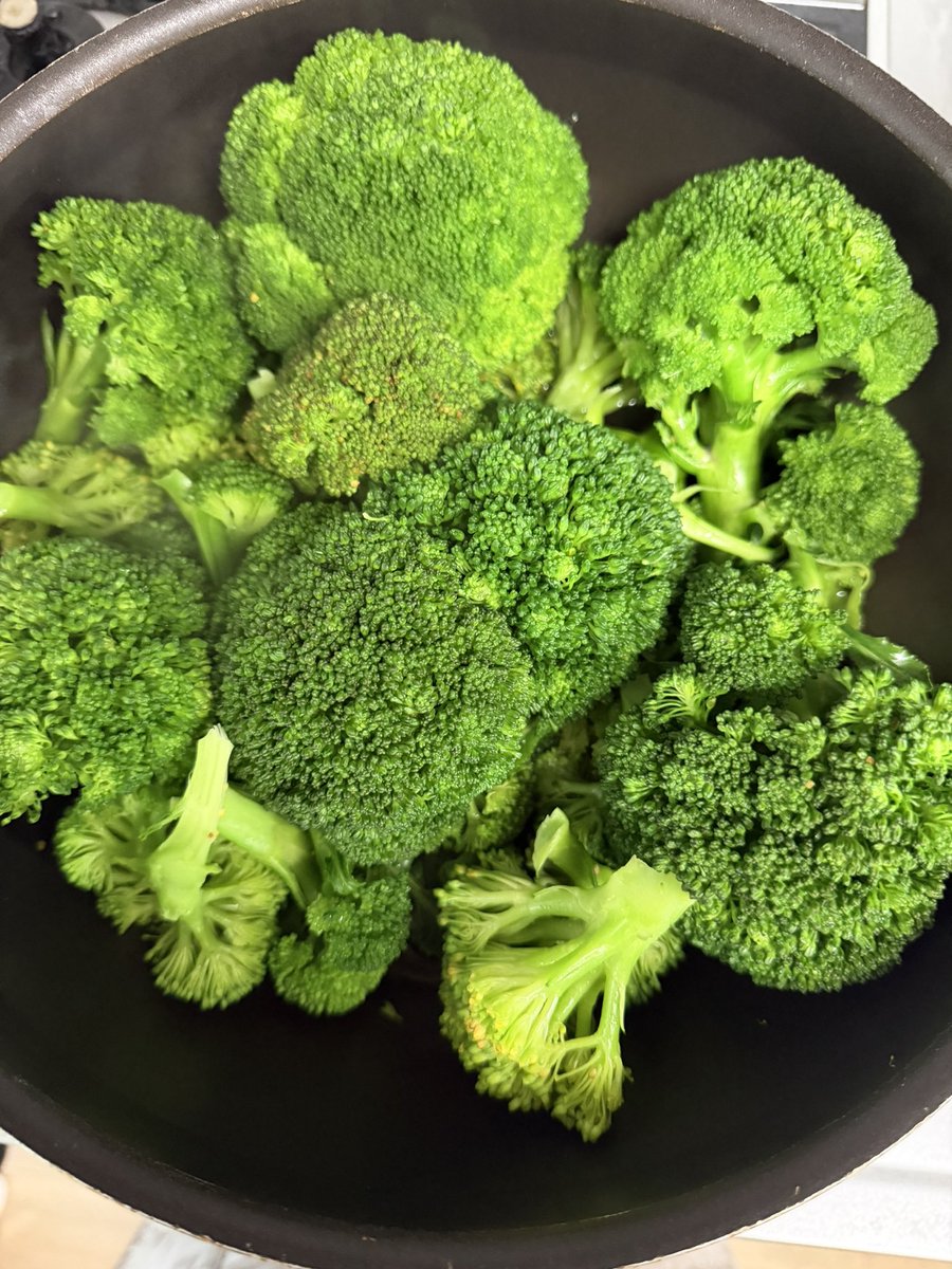今朝採れ野菜を友人からいただきました😊
ブロッコリーをそのまま蒸しました🥦😆