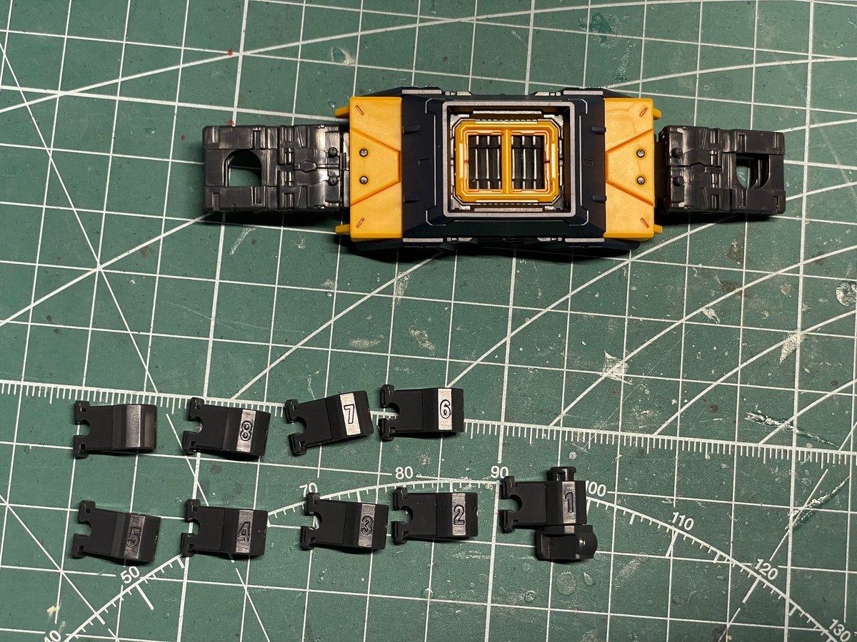 PGUνガンダム パーツの超絶ディテールを愛でながら組み立て中だけど