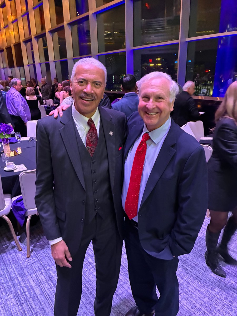 The great TV anchor ⁦<a href="/HuelPMedia/">Huel Perkins</a>⁩ Huel Perkins.   What an honor to have worked with him! ⁦<a href="/FOX2News/">FOX 2 Detroit</a>⁩