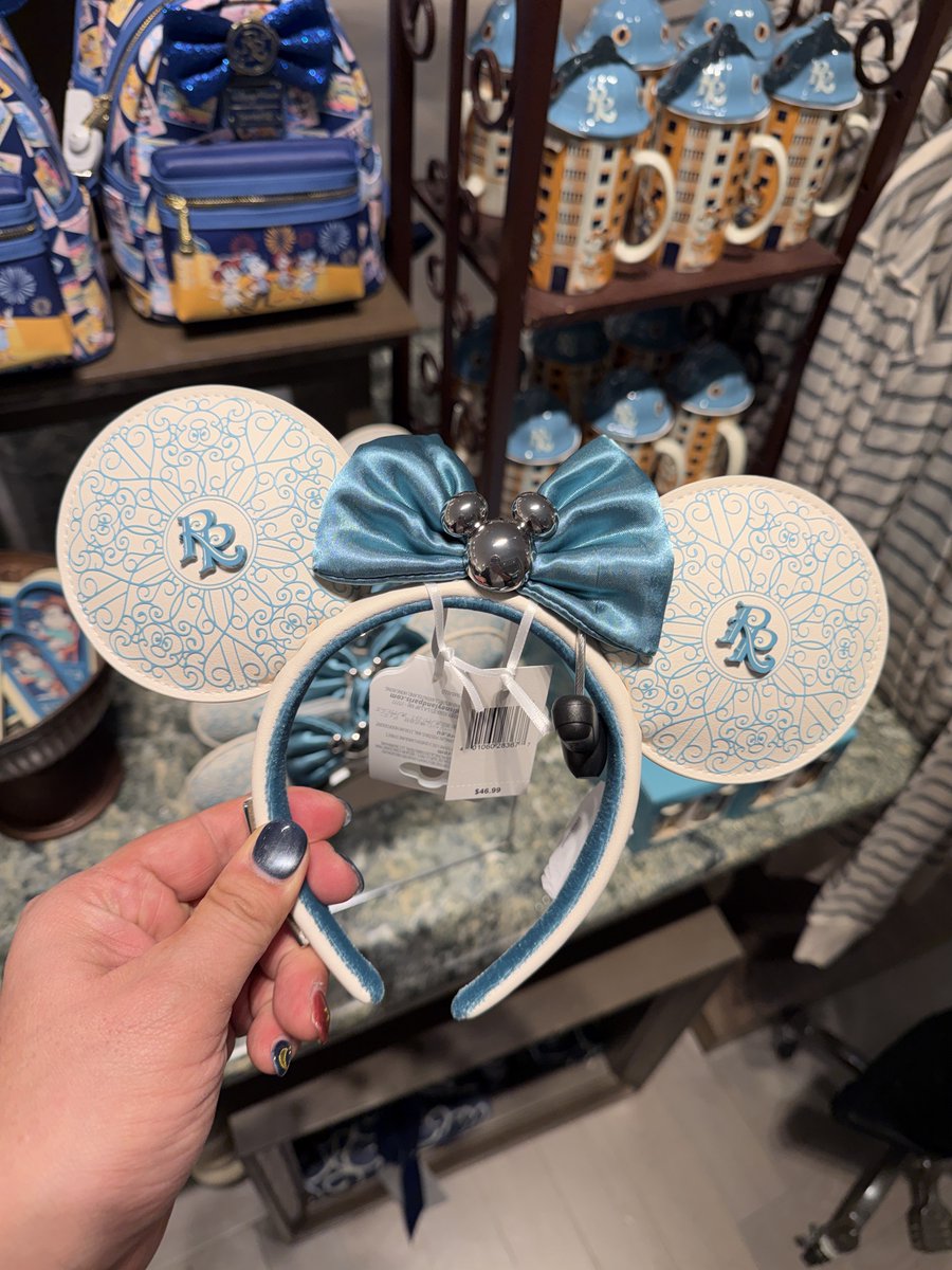 mickeynet028's tweet photo. 機内高速通信ができるようになったので、朝食を食べに行ったリビエラリゾートのギフトショップをご紹介しますね！

リビエラリゾートはDVCヴィラになるため素敵なホテル限定アイテムが豊富です✨
それ以外でも素敵なアイテム多いのでご紹介！

カチューシャは、46.99ドル

#MNWDW #WDW #2026Feb 
#WaltDisneyWorld #ディズニーワールド #ウォルトディズニーワールド #リビエラリゾート
