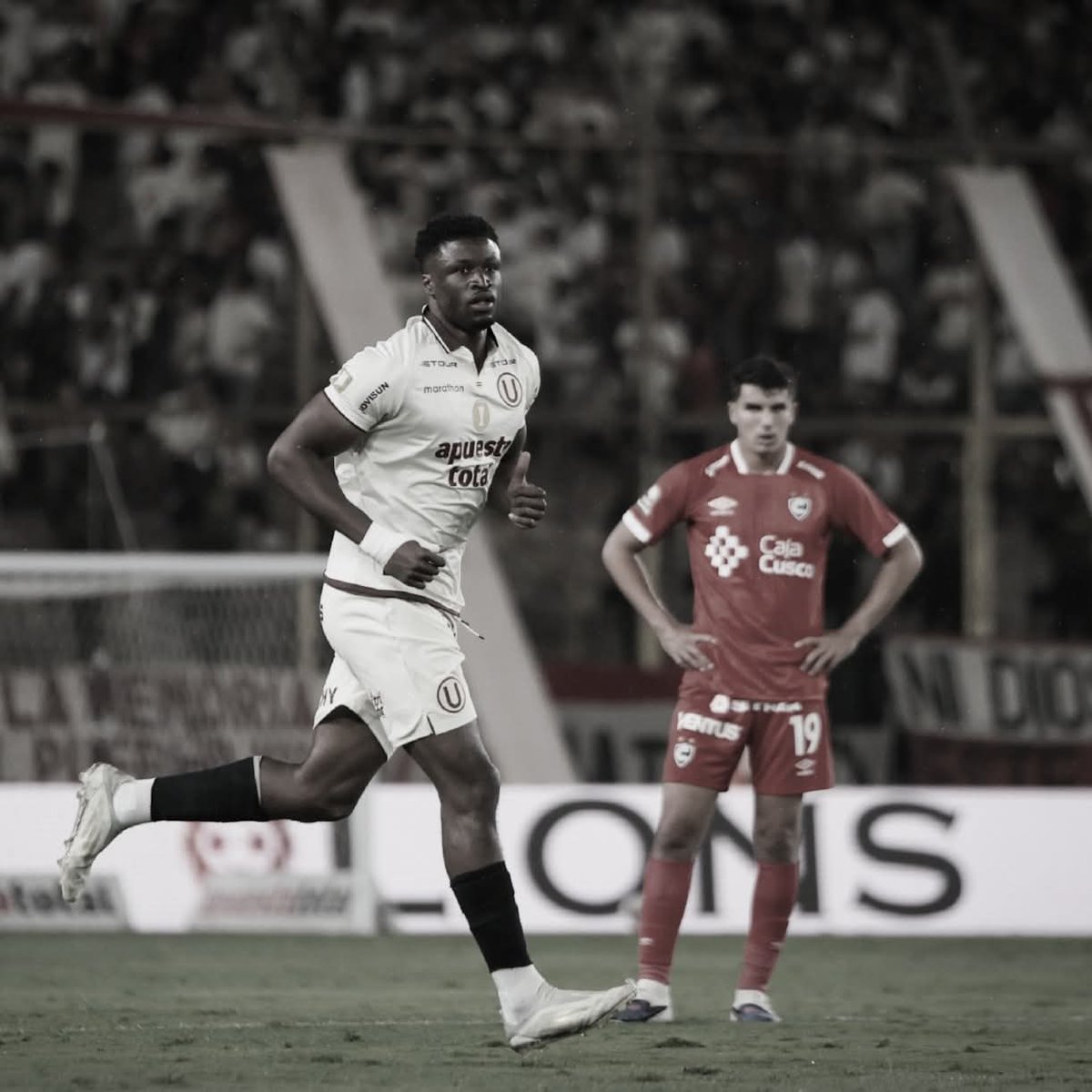 Sekuo Gassama 🇸🇳, el delantero estrella no será tomado en cuenta para enfrentar a FC Cajamarca, en el Monumental U.

Por lo visto, aún no está al 100% físicamente y por eso no fue convocado y en su lugar está yendo Yuriel Celi.

Que paquete nos trajeron es momento de tomar