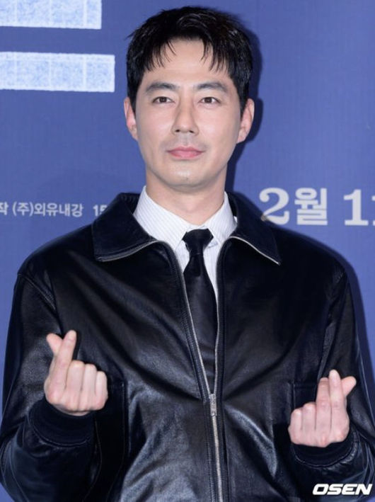 Actor Lee Kyu-hyung:
In-sung hyung and Shin Min-a were my schoolmates. Even when #ZoInSung didn't have much money, he always paid first. Whenever we all got together, he'd pay for everything. 

If he had to leave early, he'd give me extra money and say, 'You guys eat more,'