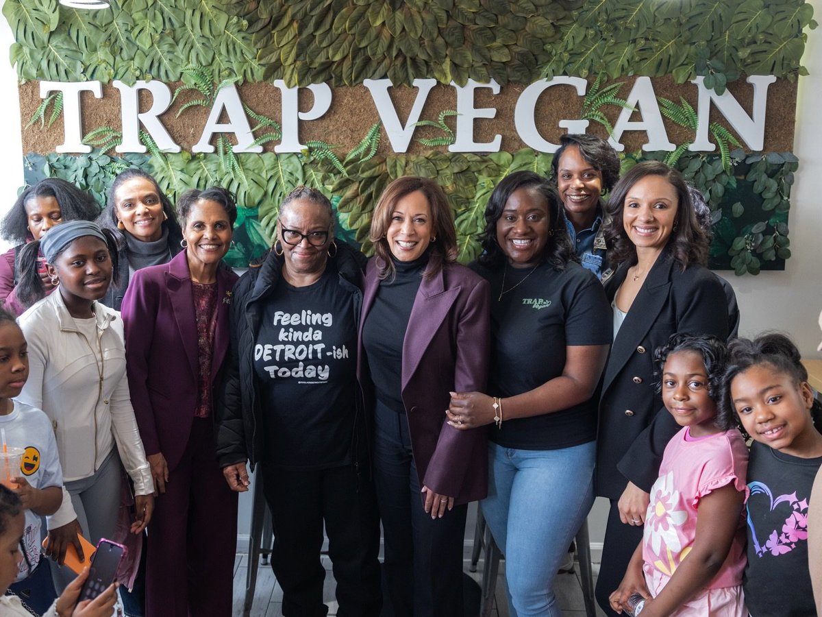 virtueemoir29's tweet photo. "Mayor Mary Sheffield welcomed former Vice President Kamala Harris to Detroit with a visit to Trap Vegan on the Avenue of Fashion." ~ City of Detroit Government https://t.co/nsjigUnNL2