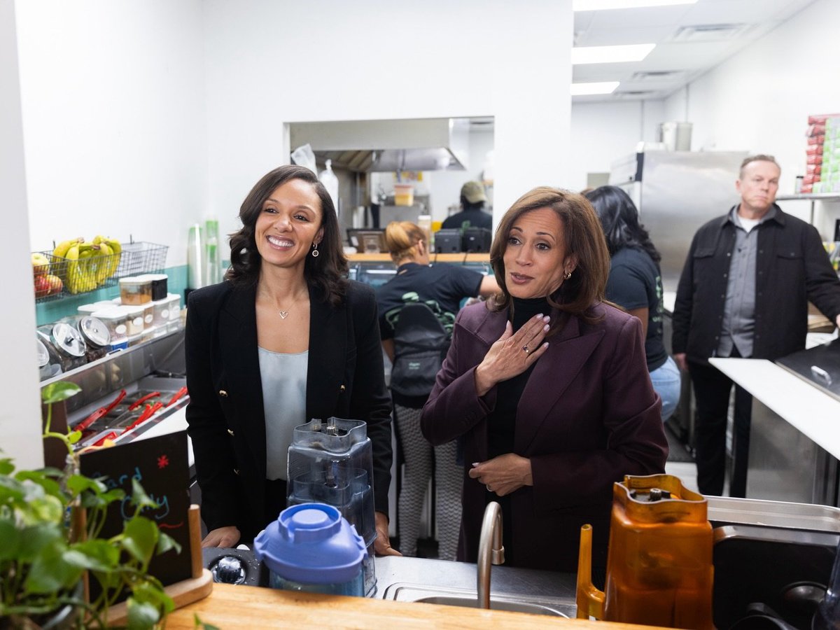 virtueemoir29's tweet photo. "Mayor Mary Sheffield welcomed former Vice President Kamala Harris to Detroit with a visit to Trap Vegan on the Avenue of Fashion." ~ City of Detroit Government https://t.co/nsjigUnNL2