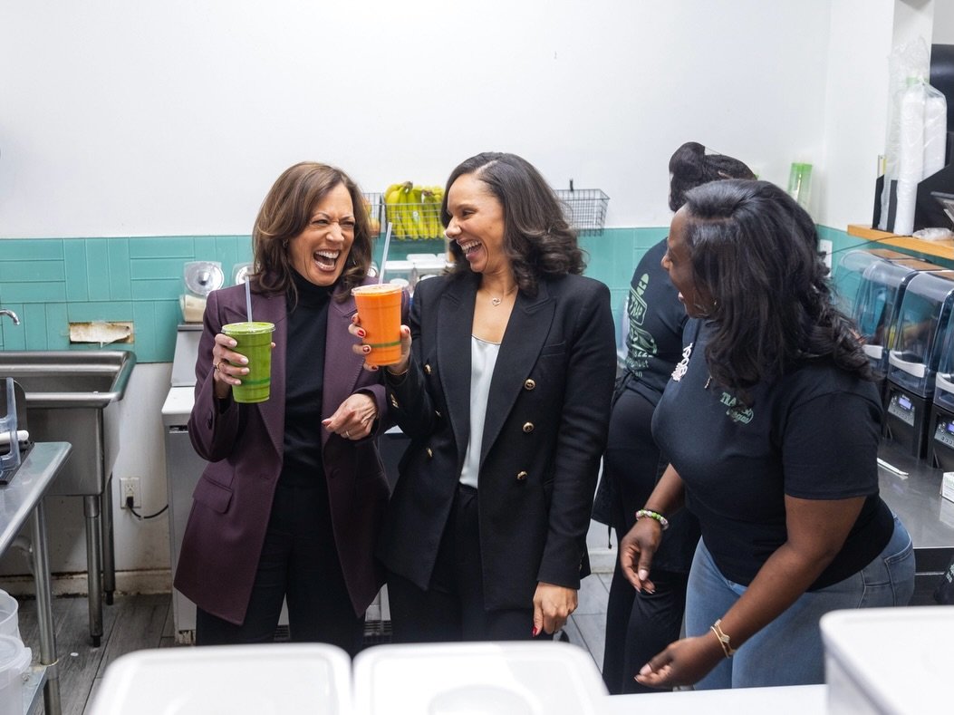 virtueemoir29's tweet photo. "Mayor Mary Sheffield welcomed former Vice President Kamala Harris to Detroit with a visit to Trap Vegan on the Avenue of Fashion." ~ City of Detroit Government https://t.co/nsjigUnNL2