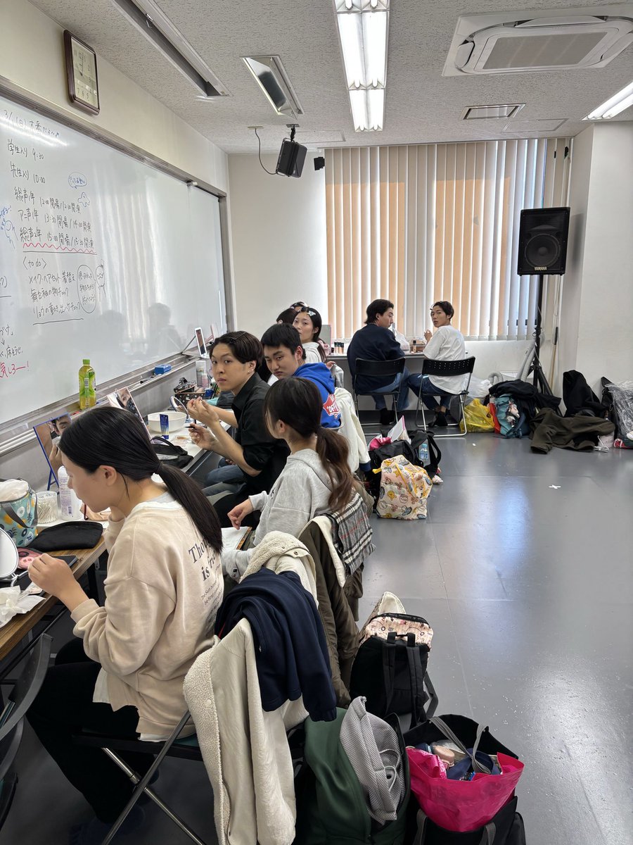 いよいよ学生たちの本番です🙋‍♂️
ただ今メイク中！
