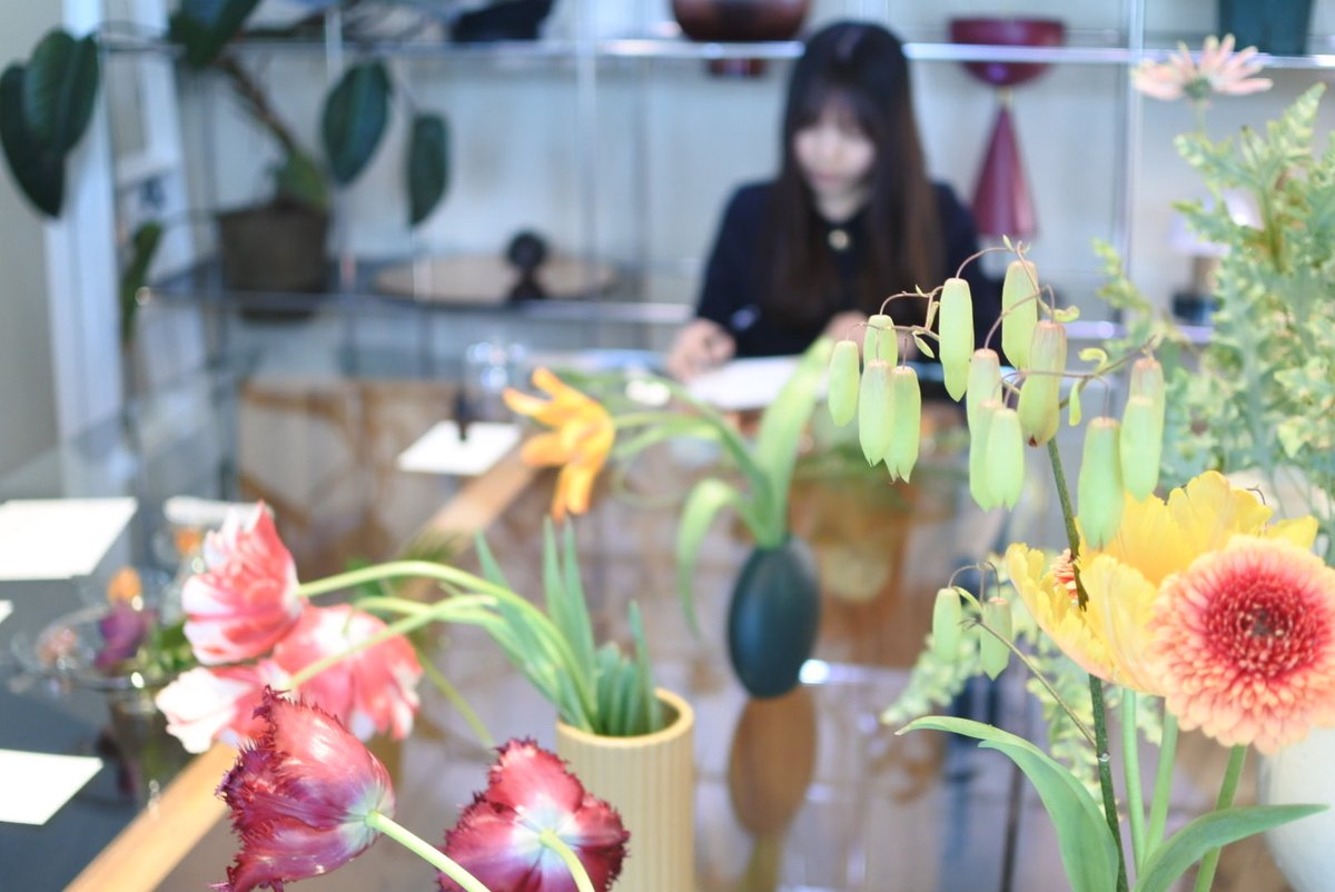 omou_jp's tweet photo. 先日開催した「かおりとことばあそび」の会。当日のテーブルセッティングをしてくださったオーガナイザーのyayoiさん。本当にセンスが良くて脱帽。主催者側もお客さまもみんな会場に入った瞬間ワクワクが止まりませんでした💐 https://t.co/gXW4XGCXW8