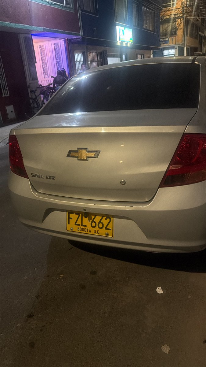 linasaracamila's tweet photo. @TransitoBta  para reportar este vehículo mal parqueadero lleva 5 horas estacionado no podemos sacar nuestro carro https://t.co/BxRs3zKNg0