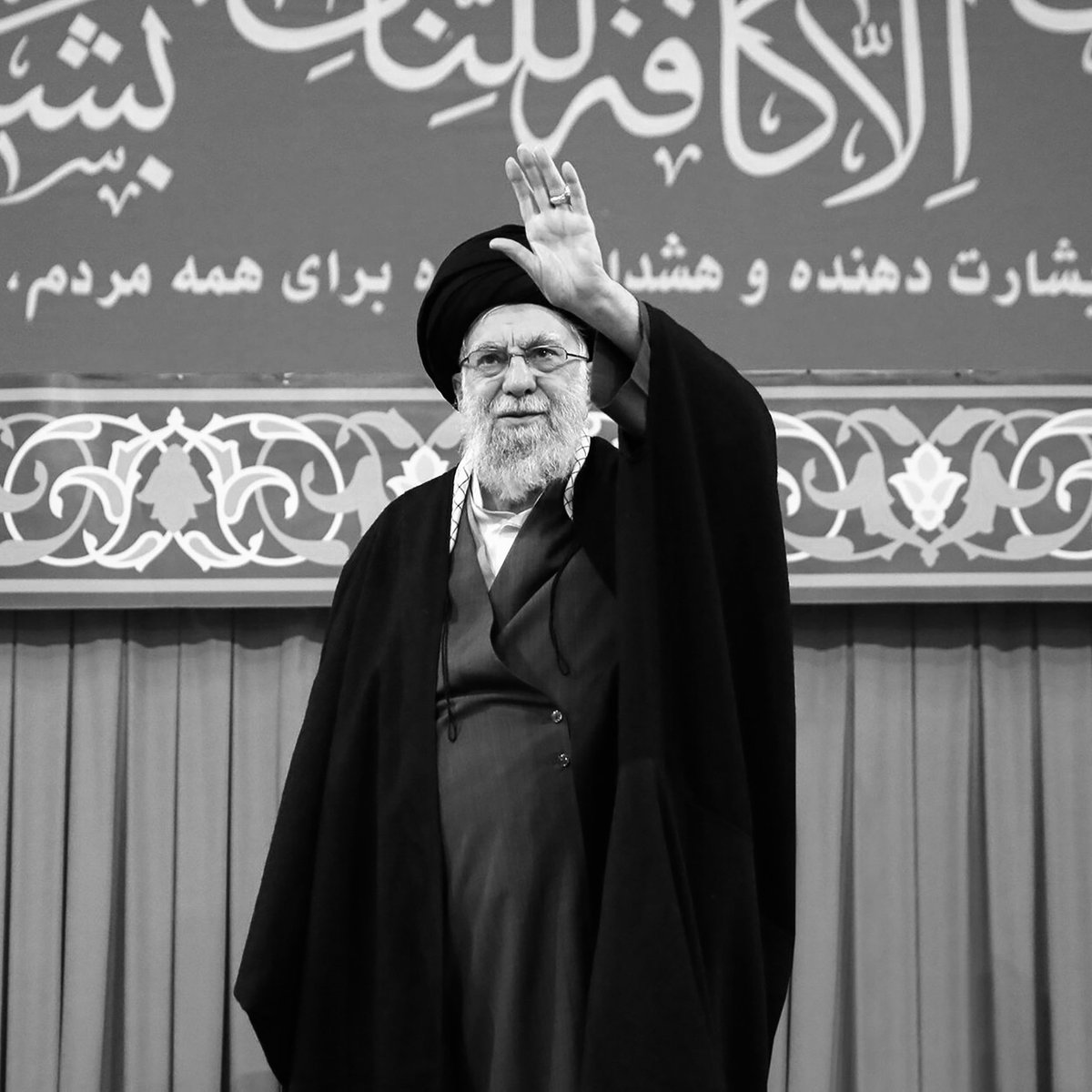 🇮🇷 SE CONFIRMA OFICIALMENTE la muerte del Ayatolá Alí Jameneí, Líder Supremo de la Revolución Islámica: una de las figuras políticas más conocidas del último siglo.

🇮🇱🇺🇸 Fue martirizado en los recientes ataques de Israel y EE.UU.  

🖤 Irán declara 40 días de luto nacional