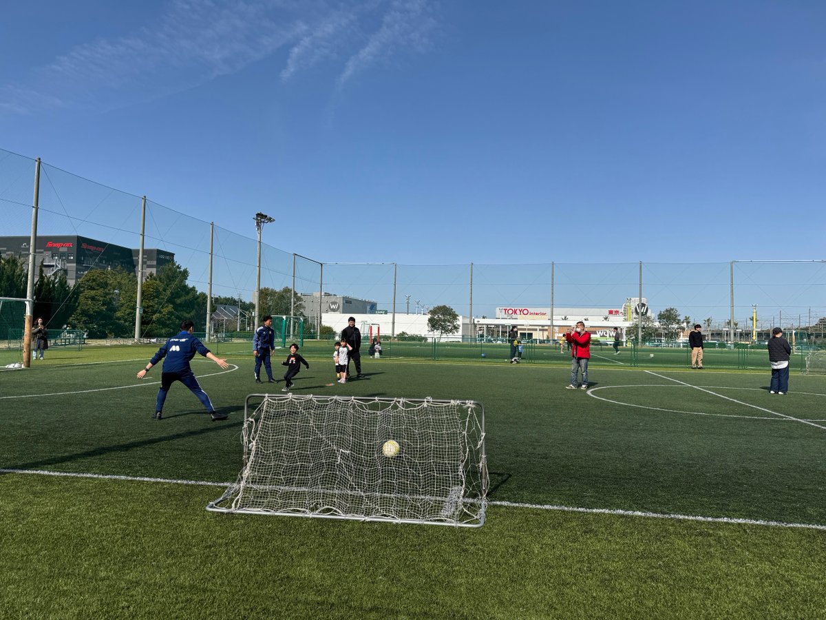 shibazonoTF's tweet photo. 【芝園フェスタ】
本日芝園フットサル場でフェスタ開催中です
午前の部は、サッカー教室
第一部は年中さん、年長さん　(^^)
みんな元気に頑張りました！😊 https://t.co/OyQFmd5jAr