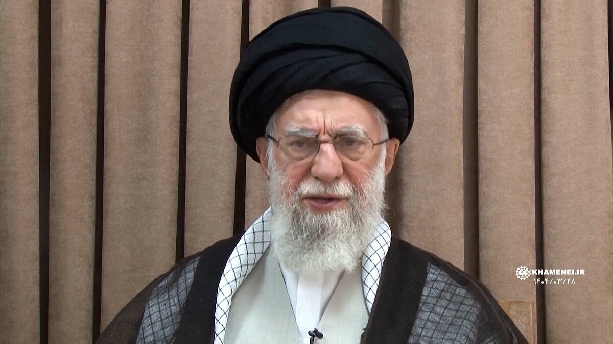 livedoornews's tweet photo. 【海外報道】イランの最高指導者ハメネイ師が死亡 「殺害された」とイラン国営メディアが報じる
https://t.co/oX2YVZwaE0

イラン国営メディアは、今回の攻撃でハメネイ師の娘や孫も死亡したと報じている。また、イスラエル軍の報道官は、イラン革命防衛隊の司令官ら7人を殺害したと発表した。 https://t.co/AVSTREY1fq