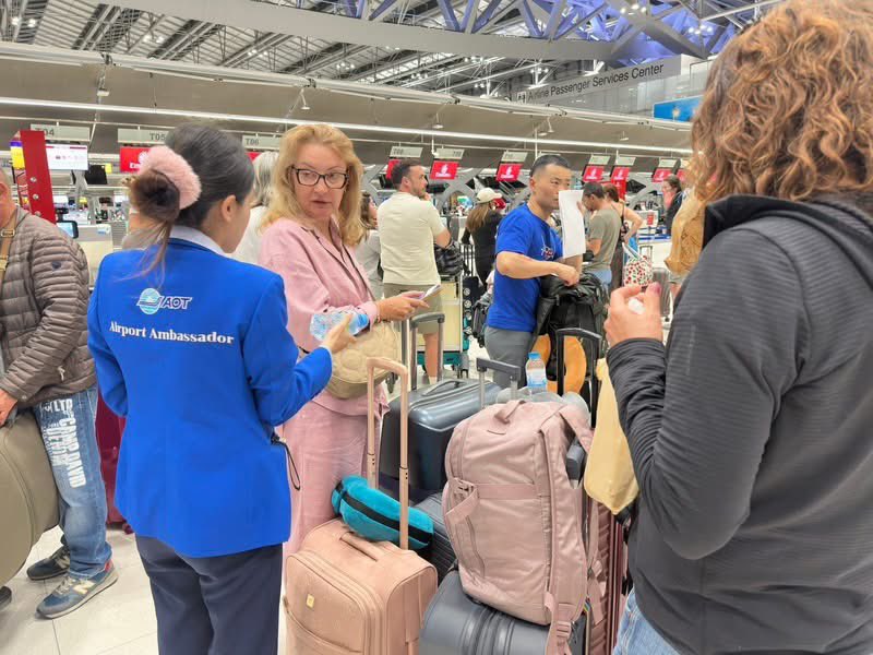 Thainews_PK's tweet photo. スワンナプーム空港では、中東情勢のためフライト欠航（現在19便）の影響を受けた乗客のため、職員を総動員し、サービスカウンターの設置や案内対応、飲料水の提供や一時待機スペースの開放に加え、職員が乗客に声をかけて精神的負担を和らげる対応を行っている。

(Cr FB พงศกร รอดภัย) https://t.co/idC9uJzTAl