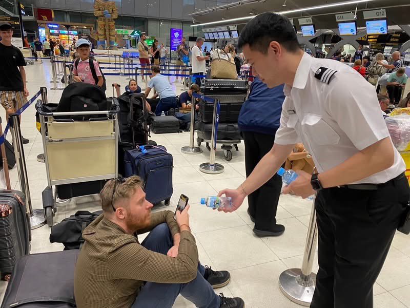 Thainews_PK's tweet photo. スワンナプーム空港では、中東情勢のためフライト欠航（現在19便）の影響を受けた乗客のため、職員を総動員し、サービスカウンターの設置や案内対応、飲料水の提供や一時待機スペースの開放に加え、職員が乗客に声をかけて精神的負担を和らげる対応を行っている。

(Cr FB พงศกร รอดภัย) https://t.co/idC9uJzTAl