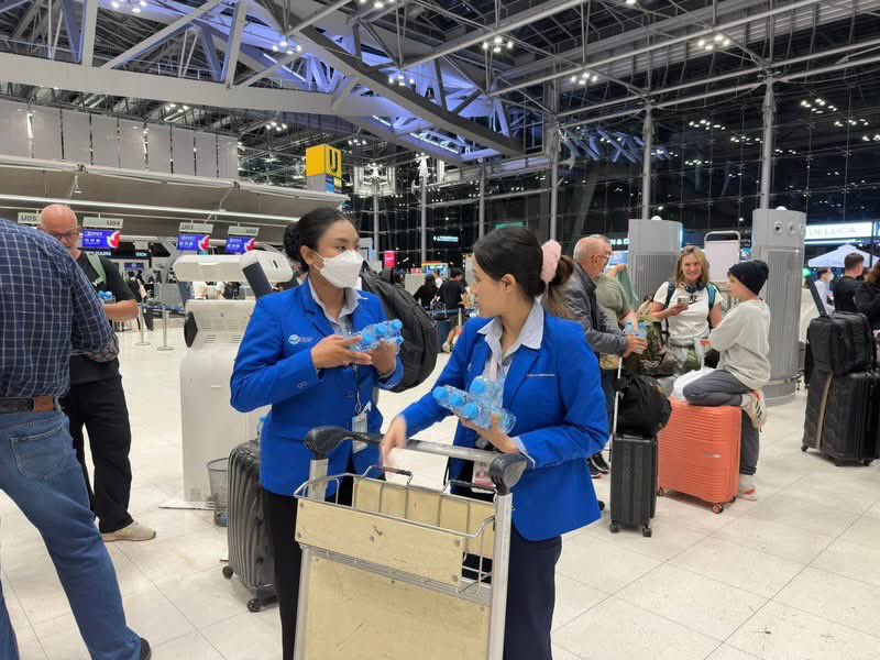 Thainews_PK's tweet photo. スワンナプーム空港では、中東情勢のためフライト欠航（現在19便）の影響を受けた乗客のため、職員を総動員し、サービスカウンターの設置や案内対応、飲料水の提供や一時待機スペースの開放に加え、職員が乗客に声をかけて精神的負担を和らげる対応を行っている。

(Cr FB พงศกร รอดภัย) https://t.co/idC9uJzTAl