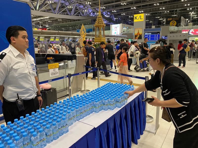 Thainews_PK's tweet photo. スワンナプーム空港では、中東情勢のためフライト欠航（現在19便）の影響を受けた乗客のため、職員を総動員し、サービスカウンターの設置や案内対応、飲料水の提供や一時待機スペースの開放に加え、職員が乗客に声をかけて精神的負担を和らげる対応を行っている。

(Cr FB พงศกร รอดภัย) https://t.co/idC9uJzTAl