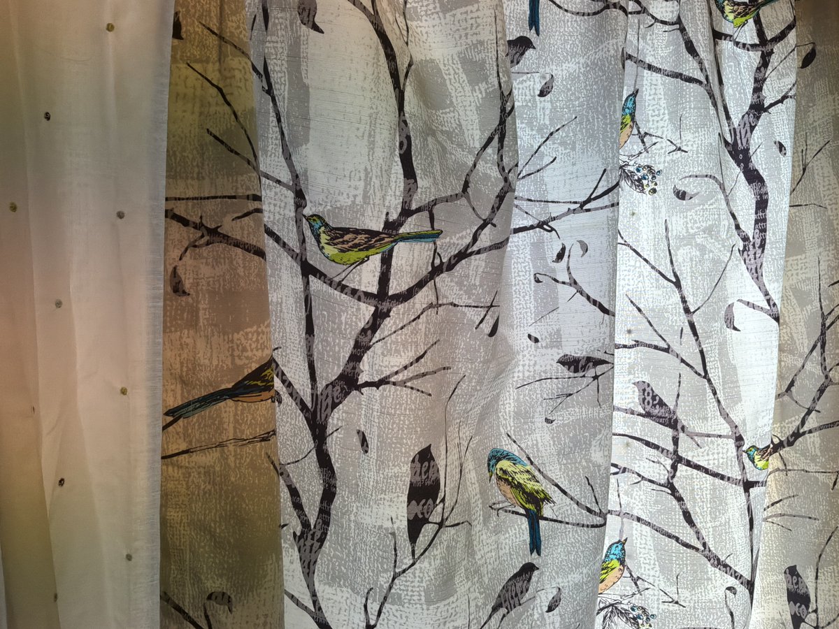 今日は実家の実家感あるカーテンと決別し、東京のおうちで持て余してい