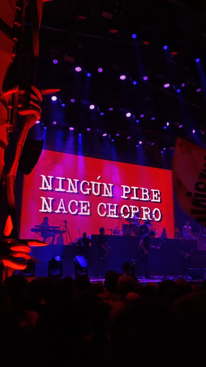 El mensaje de Don Osvaldo en las pantallas del escenario durante el recital de la banda en el Hipodrómo de La Plata.

📸 <a href="/pakitto_/">paco roñoso</a>