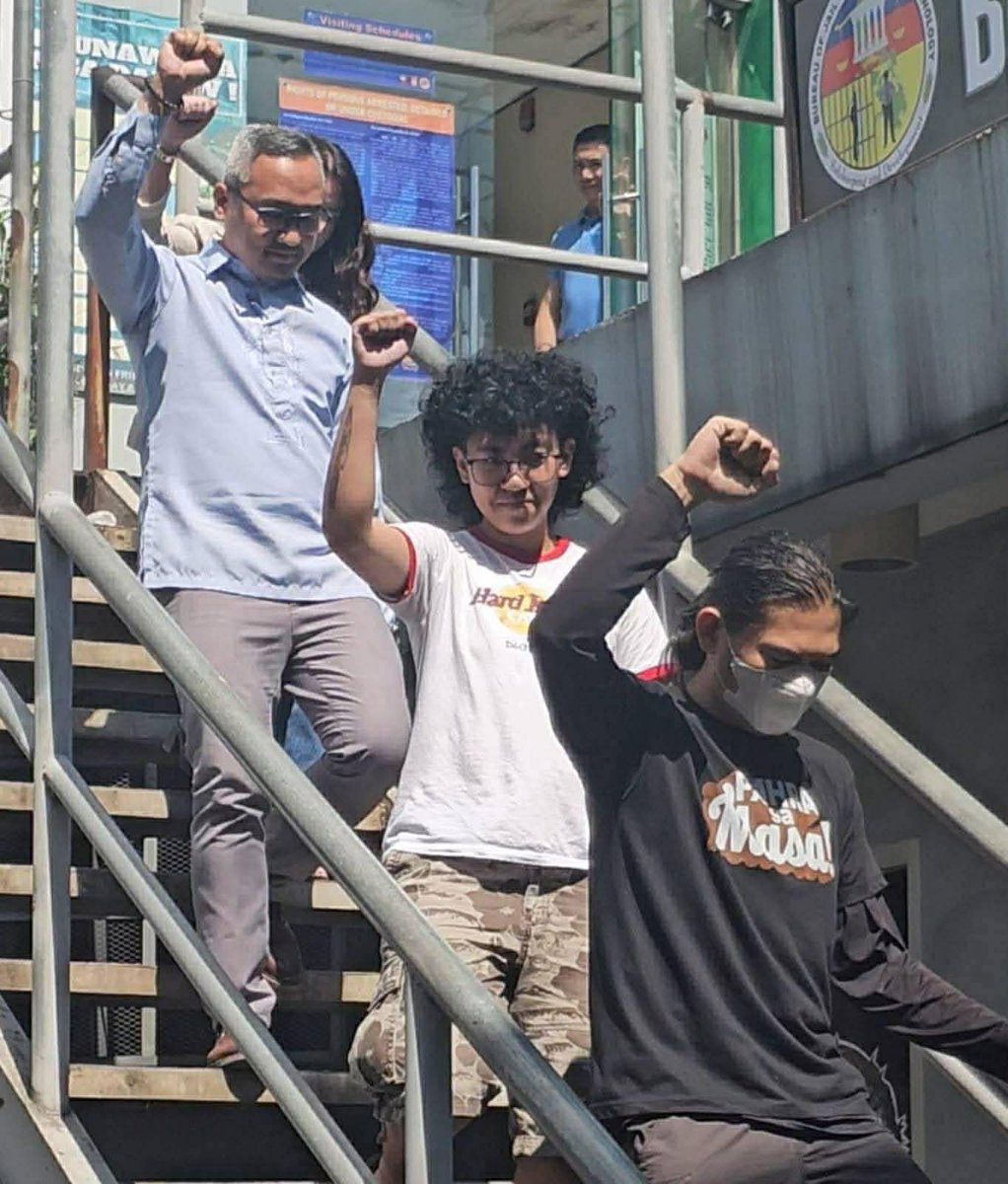 uplbperspective's tweet photo. NEWS UPDATE: Youth activist Three Odeña of SPARK and NGO worker Edel Parducho of the PAHRA were released on bail on February 28, after being arrested during the “People Power at 40” march near EDSA Shrine.
#HandsOffActivists
#StopTheAttacks
#EDSA40 https://t.co/QMGjLZWitJ