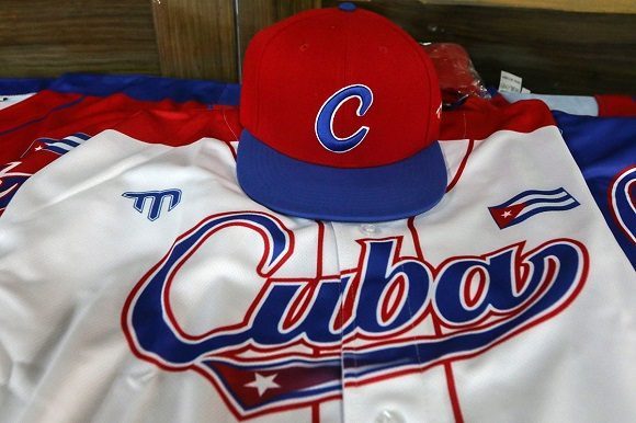Cuba competirá con dignidad en el VI Clásico Mundial de Béisbol pese a la discriminatoria y politizada decisión de EEUU de negar visado a ocho integrantes de la delegación antillana. La agresión contra nuestro pueblo es multisectorial y la venceremos unidos. #CubaSoberana