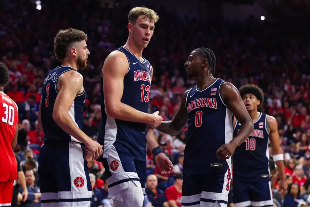BetMGM's tweet photo. WHO IS BETTER?? 

🔁 for Arizona 
❤️ for Duke https://t.co/X2v8vuhIxa