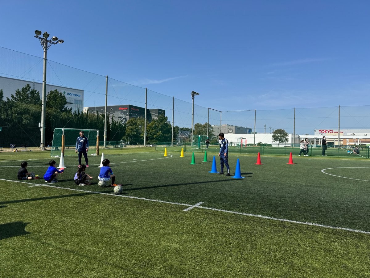 shibazonoTF's tweet photo. 【芝園フェスタ】
午前のサッカー教室、第二部は小学1～3年の部😊
明るい晴空の下で楽しんでボールを蹴っています⚽
(^O^)／ https://t.co/GswxMB0RI0