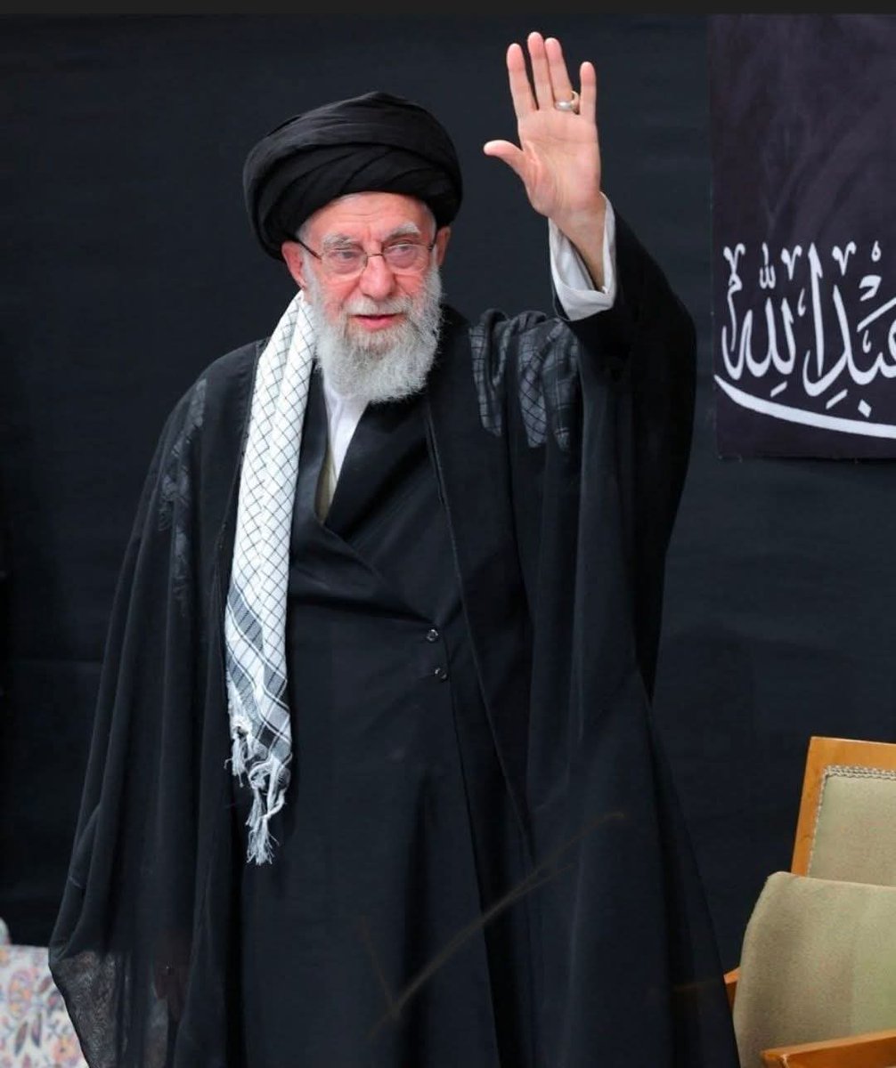 FaizulHasanKhan's tweet photo. إِنَّا لِلَّهِ وَإِنَّآ إِلَيْهِ رَٰجِعُونَ
मरने से पहले अपनी औलाद और आने वाली नस्लों को ज़रूर बताना कि हमने वो दौर देखा है जब 86 साल का एक बूज़ुर्ग मुजाहिद तन्हा इस्लाम की जंग लड़ रहा था, जबकि पूरी दुनिया और कई इस्लामी मुल्क ख़ामोशी और बे-हिसी की नींद में डूबे हुए थे।
#Khamenei https://t.co/UOwU3XroJ9