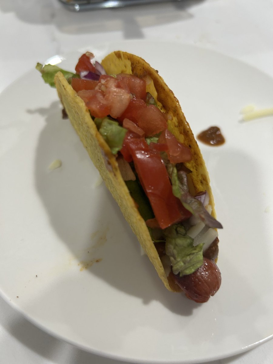 davies_p's tweet photo. Sorry @POTUS I know you had a great day but I made chilly cheese dog tacos and now your shit is secondary https://t.co/qQgBhPGfmJ