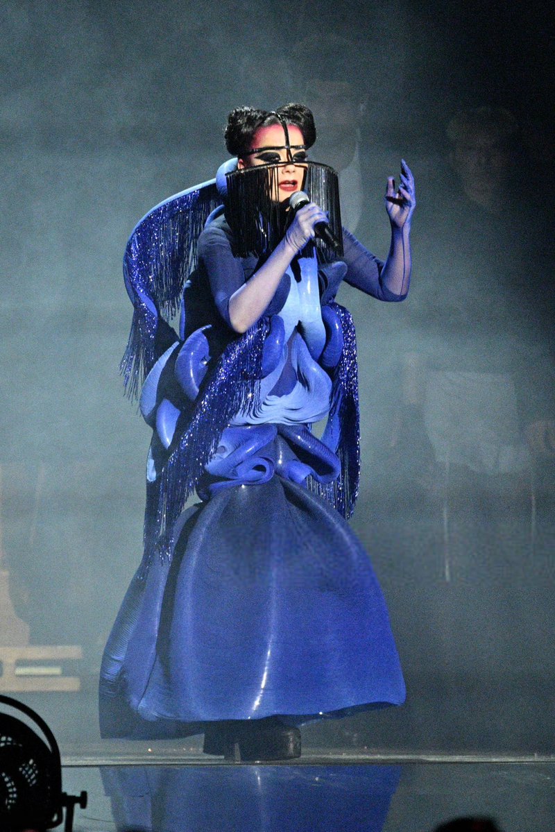 ROSALÍA es la única artista que logró sacar a Björk de su casa, para presentarse en unos premios después de 14 años.