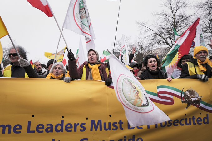 Zarina093876775's tweet image. Change begins with courage and continues with unity. For a future in Iran where law protects rights, not dogma. #UnityForIran #JusticeNow #Freedom