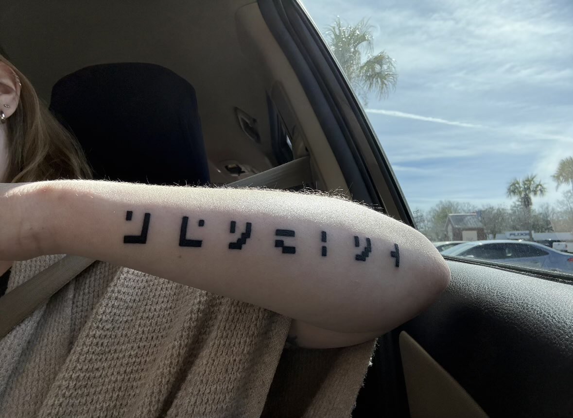 🚨 Fã de Minecraft tatua o encantamento de remendo no braço como símbolo de cura.

“Tive um 2025 difícil e decidi fazer essa tatuagem pra mostrar que apesar das dificuldades eu ganhei experiência nas batalhas da vida pra curar e se remendar”