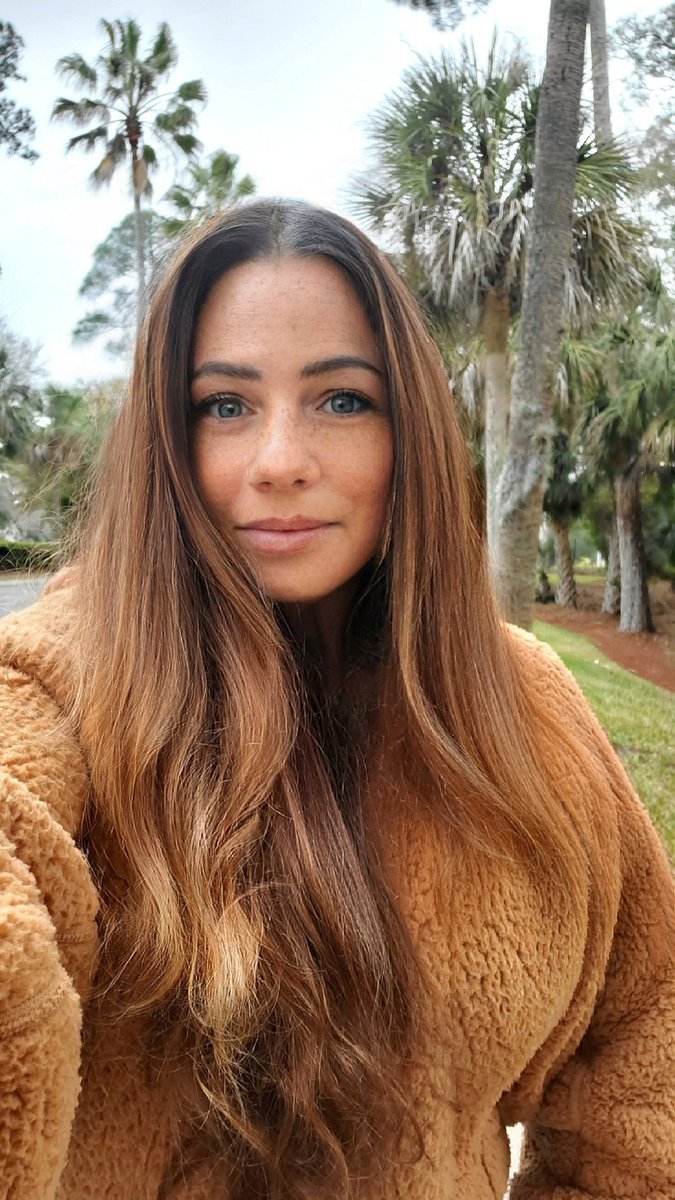 Women over 50 and starting over, sending you lots of strength and love! It's tough to do 🤷🏽‍♀️🩷

#over50 #startingover #singlemomover50