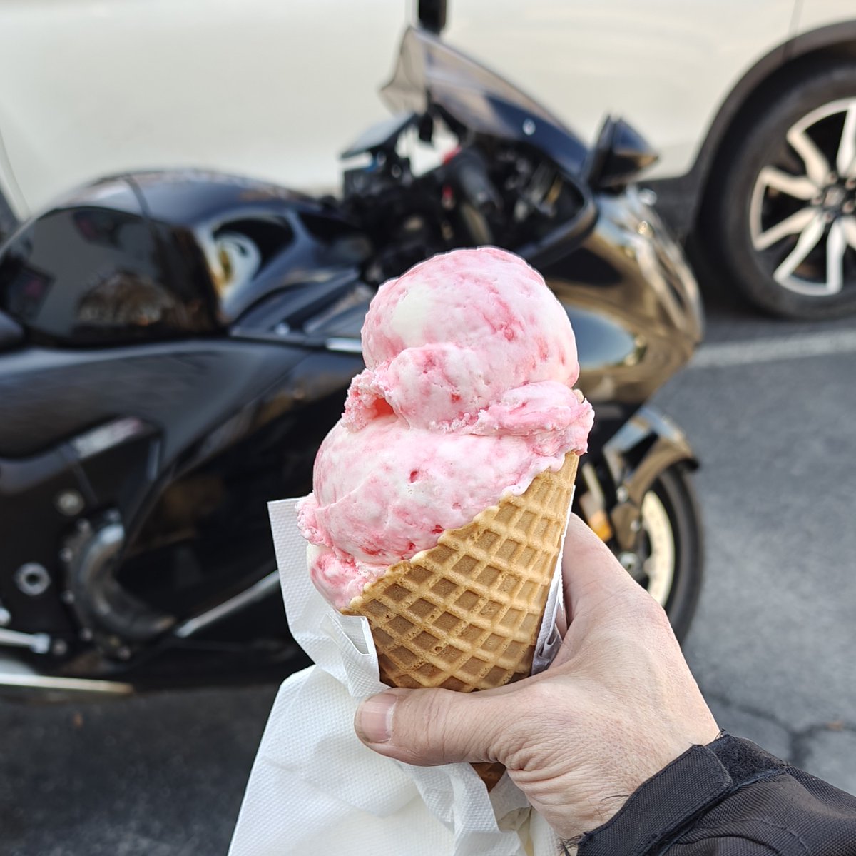jcauseyfd's tweet photo. Rode to small airport for lunch today, followed by som Cupid's Kiss aka peppermint ice cream. https://t.co/d6HW5vooFA