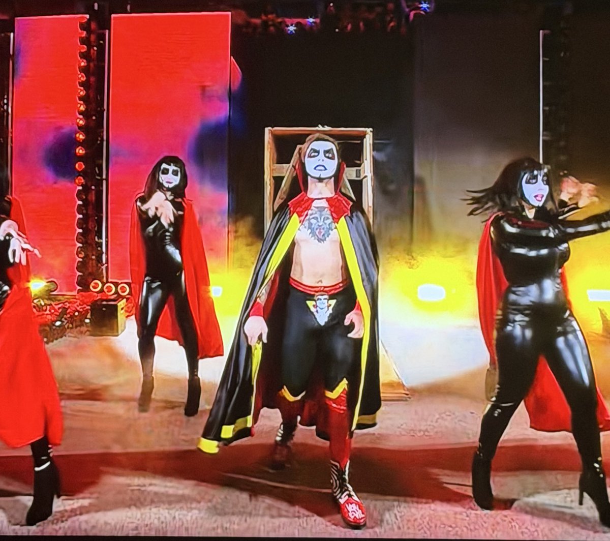_kennythoughts's tweet photo. OMG IT WAS ACTUALLY DANHAUSEN!!!!!! 

DANHAUSEN IS IN WWE!!!!! https://t.co/4KoDLIHWGm
