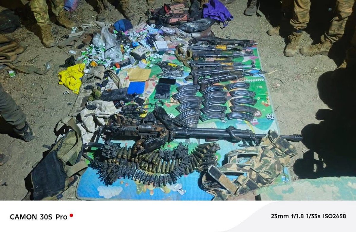 Burkina Faso 🇧🇫: The Defense and Security Forces successfully repelled an assault on a VDP position in the East yesterday evening, neutralizing approximately a dozen terrorists and recovering a substantial arsenal of equipment, including AK47 assault rifles, 12.7 mm weapons, AK47