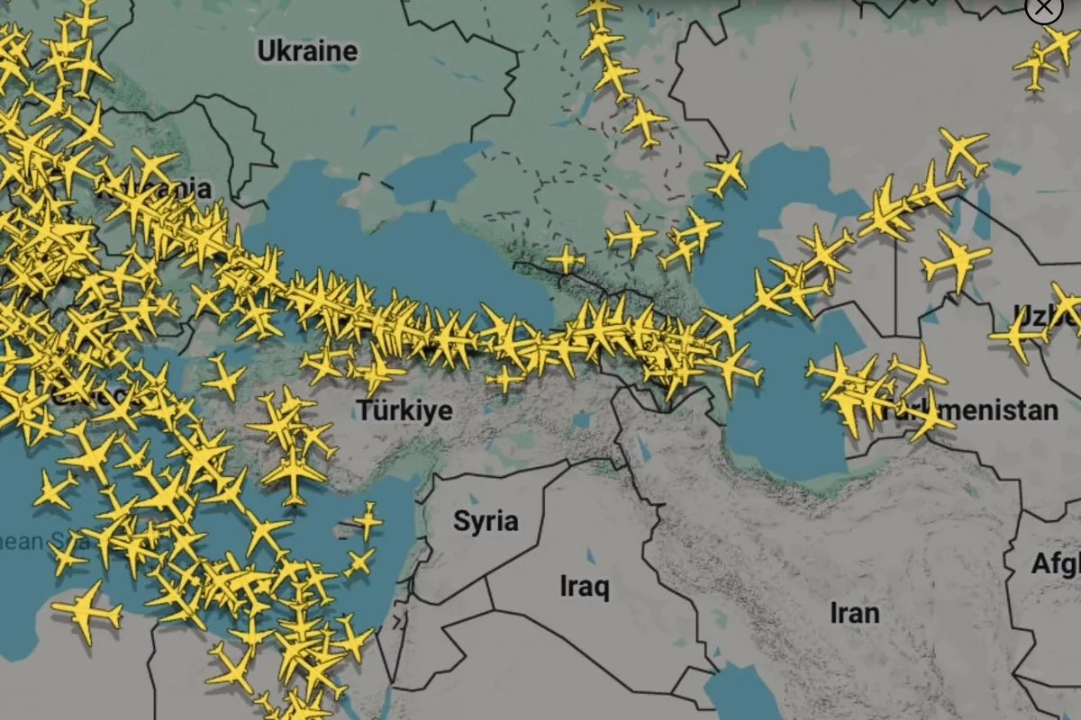Amid 🇺🇸 and 🇮🇱 strikes on 🇮🇷 some countries closed their airspace, #Azerbaijan's airspace has become the safest and most important transit hub for global aviation. Data from the specialized aviation resource Flightradar24 shows that 🇦🇿 is emerging as the primary route
