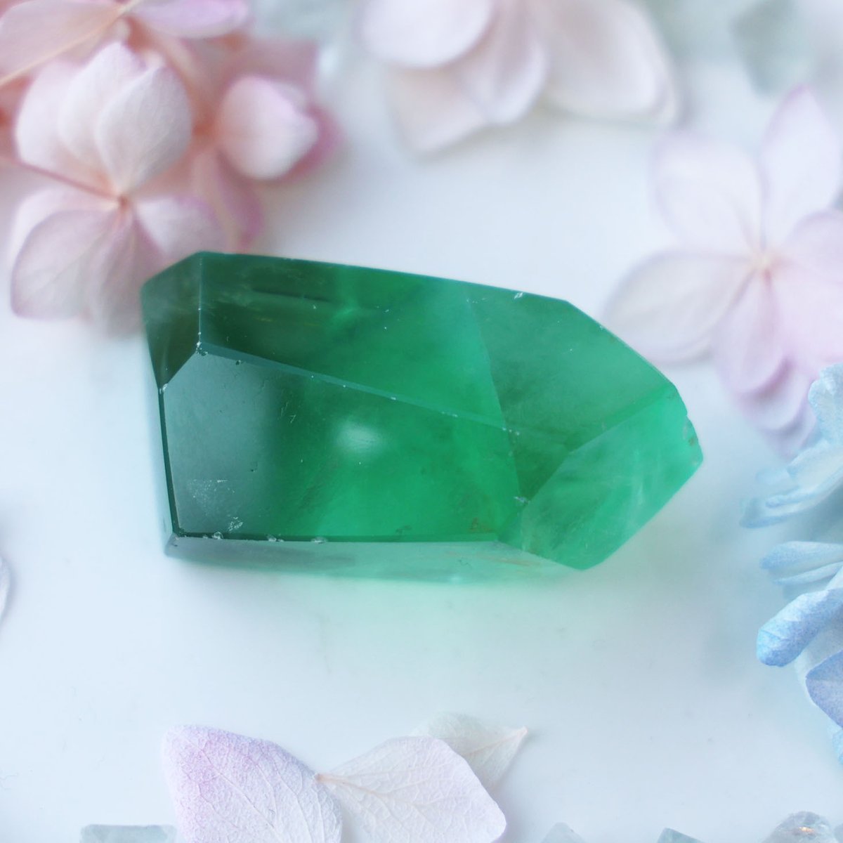 海福雑貨通販部の【鉱物・化石】に、多面体グリーンフローライトを1点