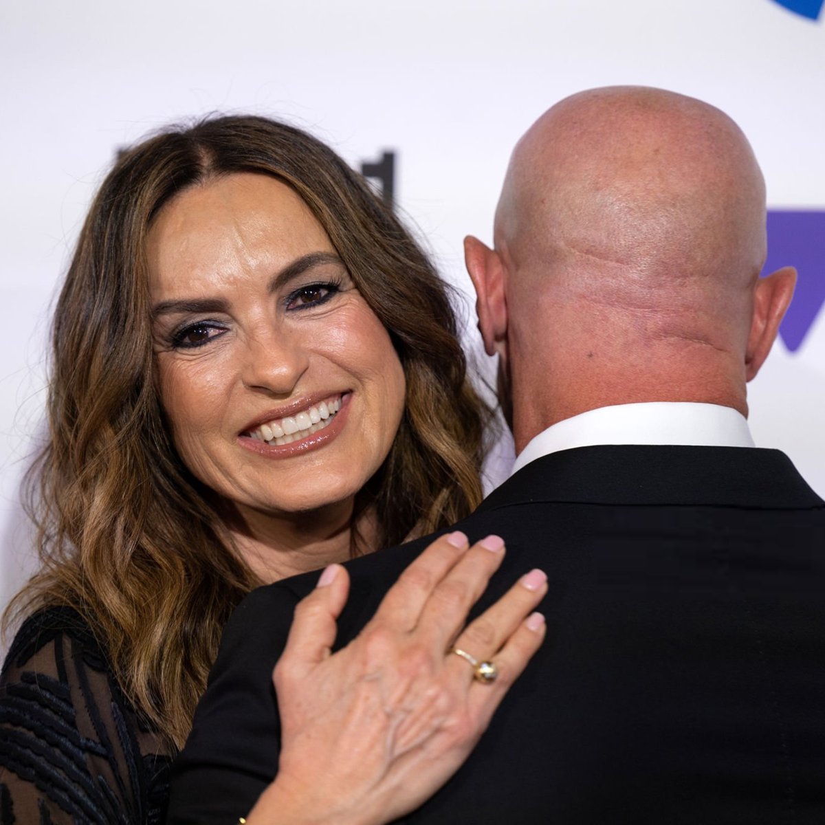 MeloniProject's tweet photo. Christopher Meloni and Mariska Hargitay at the 76th Annual ACE Eddie Awards. Feb 27, 2026 (hugs) https://t.co/TXi5RAIz8v