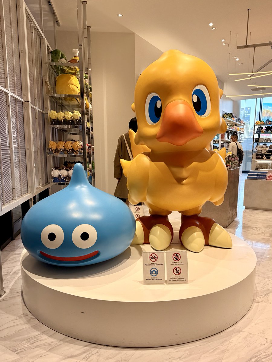 渋谷のスクエニストア。 合併して20年以上経つのにスライムとチョコボ