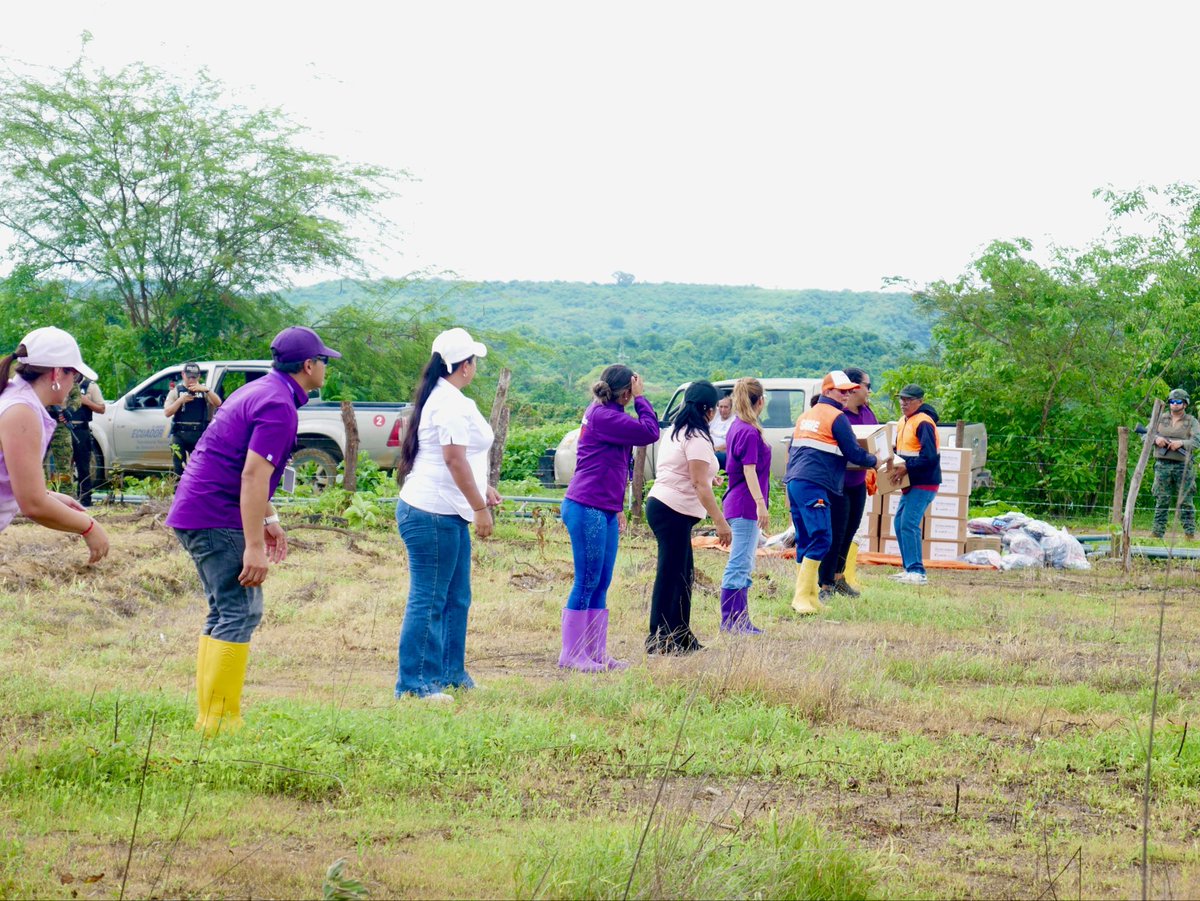 zona5MDH's tweet photo. 📍#SantaElena | Hoy entregamos asistencia humanitaria a las familias del recinto La Frutilla, en trabajo articulado con Gestión de Riesgos y otras instituciones del Estado. 🤝🏼🙌🏻

Estas acciones reflejan el compromiso del Gobierno Nacional. 

#MDHenTerritorio
#ElNuevoEcuador https://t.co/uOUCiwZXUO