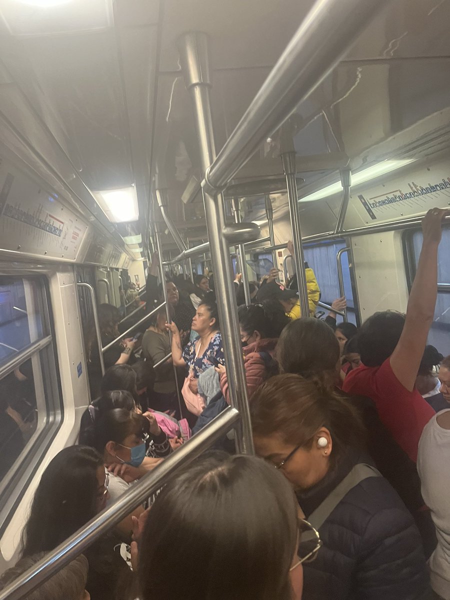 sofiaperezduar1's tweet photo. @MetroCDMX 
Estación panteones 8:07 apenas llego y ya lleva detenido 5min . ? 
Qué sucede ? 
Ósea se sabe que solo llega a Pino Suárez pero ??????? https://t.co/WHrDHtmIKV