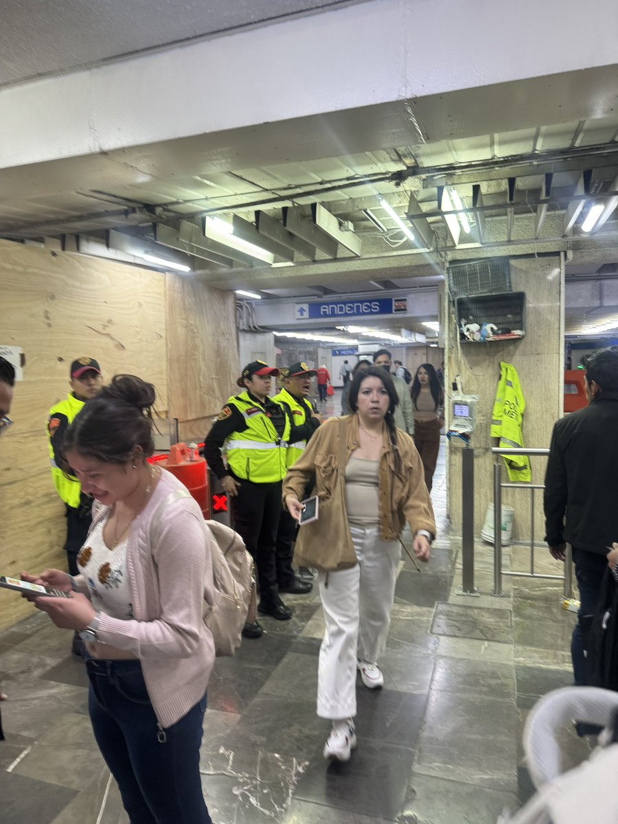 No hay servicio en la línea 2 del metro. Dicen los policías que tardará 40 minutos en dar servicio. Al parecer se arrojó alguien a las vías 

<a href="/MetroCDMX/">MetroCDMX</a>