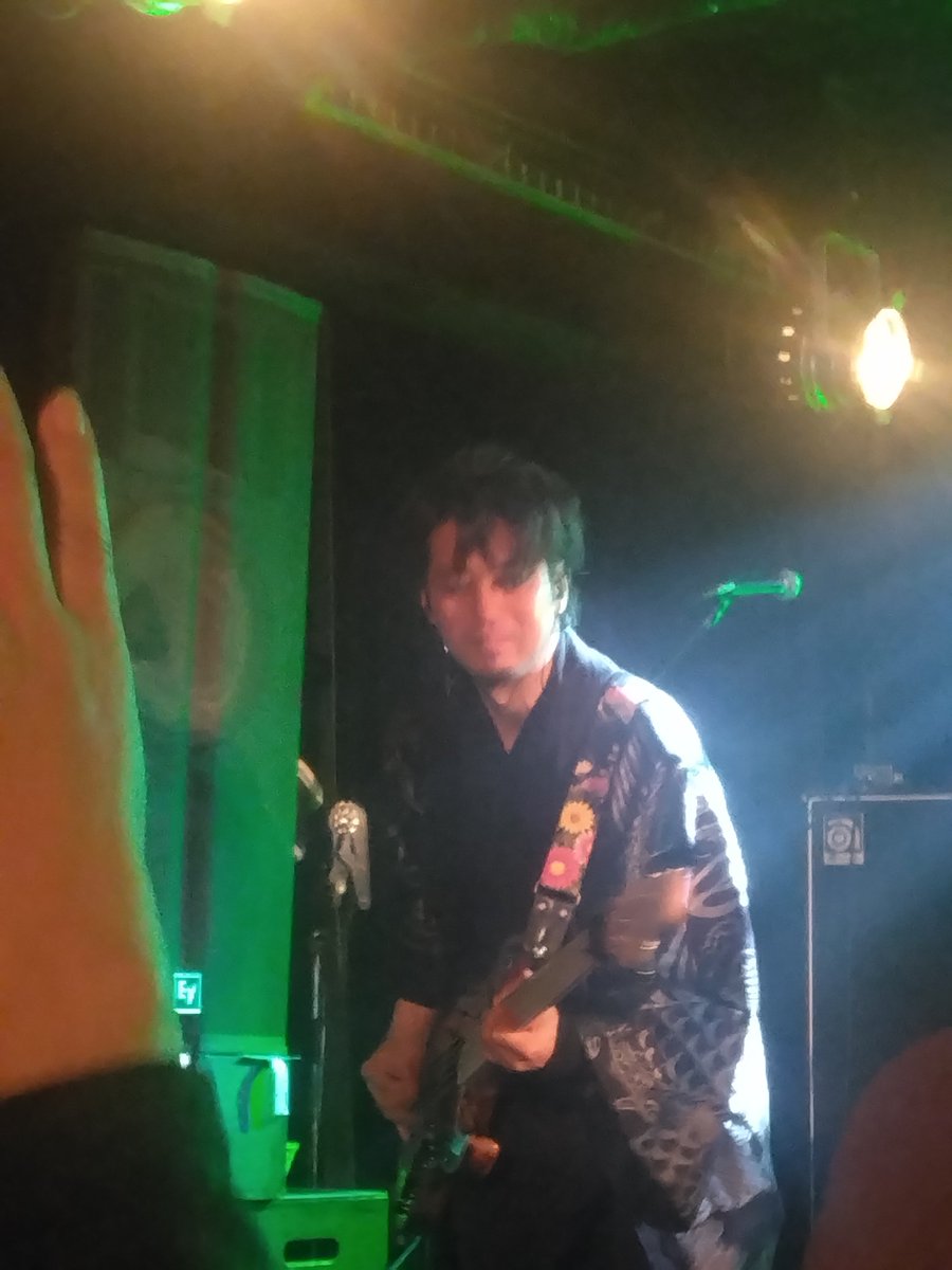 2/27のライブの時、最前や写真は諦めて、緩く楽しめたらと思ったら、LiveraMeファンの方が私を捻じ込んでくれたおかげでいい場所(二列目)で楽しめて、かつ少しだけ写真を撮れた(他のファンの方々も他のトライノファンに場所譲ってる現場を見た)
こういう優しい世界線は大好きなのだ🥰