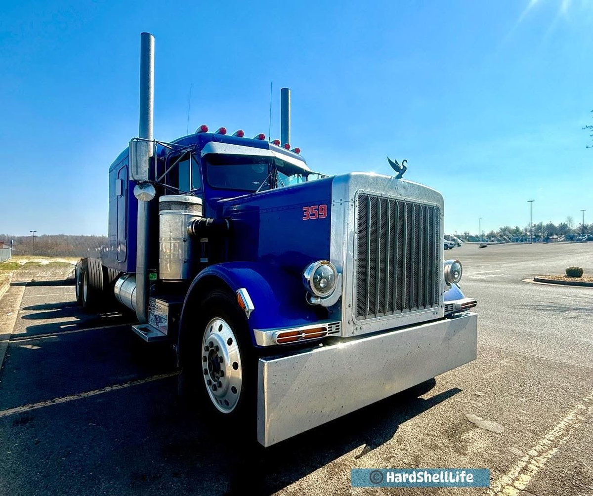 bobbi_mcgeeKY's tweet image. Driving up on a 1985 Peterbilt 359 working truck by Kevin Hagenow of Greentree Transportation Company, specializing in step deck freight. 
#HardShellLife #Peterbilt #TruckPix #workingtrucks