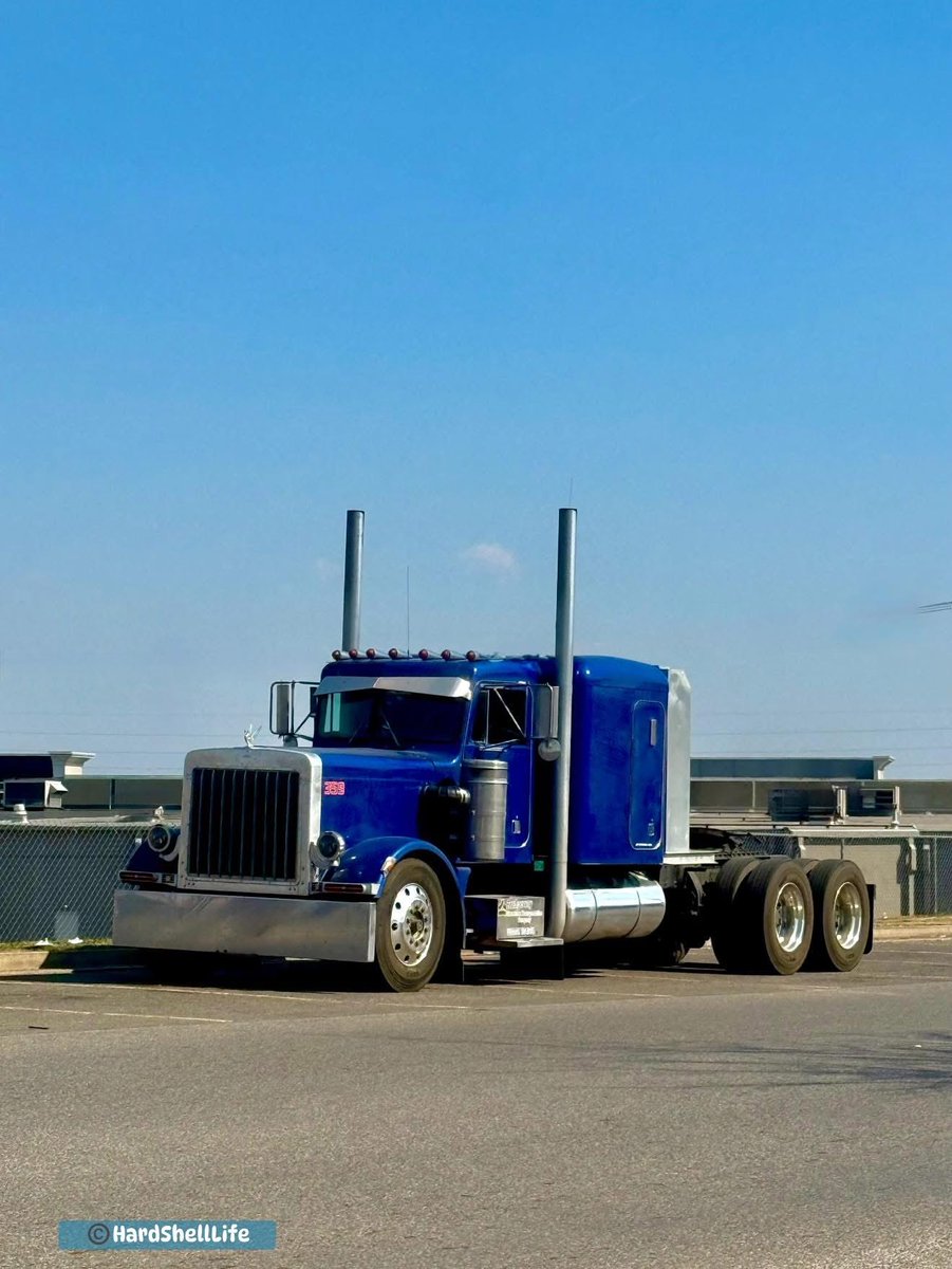 bobbi_mcgeeKY's tweet image. Driving up on a 1985 Peterbilt 359 working truck by Kevin Hagenow of Greentree Transportation Company, specializing in step deck freight. 
#HardShellLife #Peterbilt #TruckPix #workingtrucks