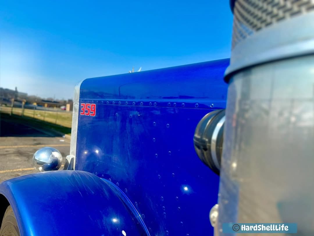 bobbi_mcgeeKY's tweet image. Driving up on a 1985 Peterbilt 359 working truck by Kevin Hagenow of Greentree Transportation Company, specializing in step deck freight. 
#HardShellLife #Peterbilt #TruckPix #workingtrucks