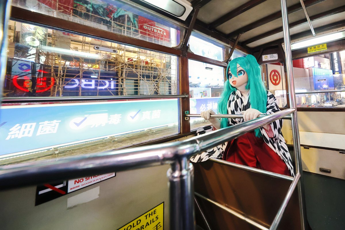 TohmaMasaki's tweet photo. Ride on the Hong Kong Tram. 🇭🇰 🚋

Model : @horosama &amp; @MikuK_na 
Photo Date : 28/11/2025

#着ぐるみ https://t.co/OEYnnk23zN