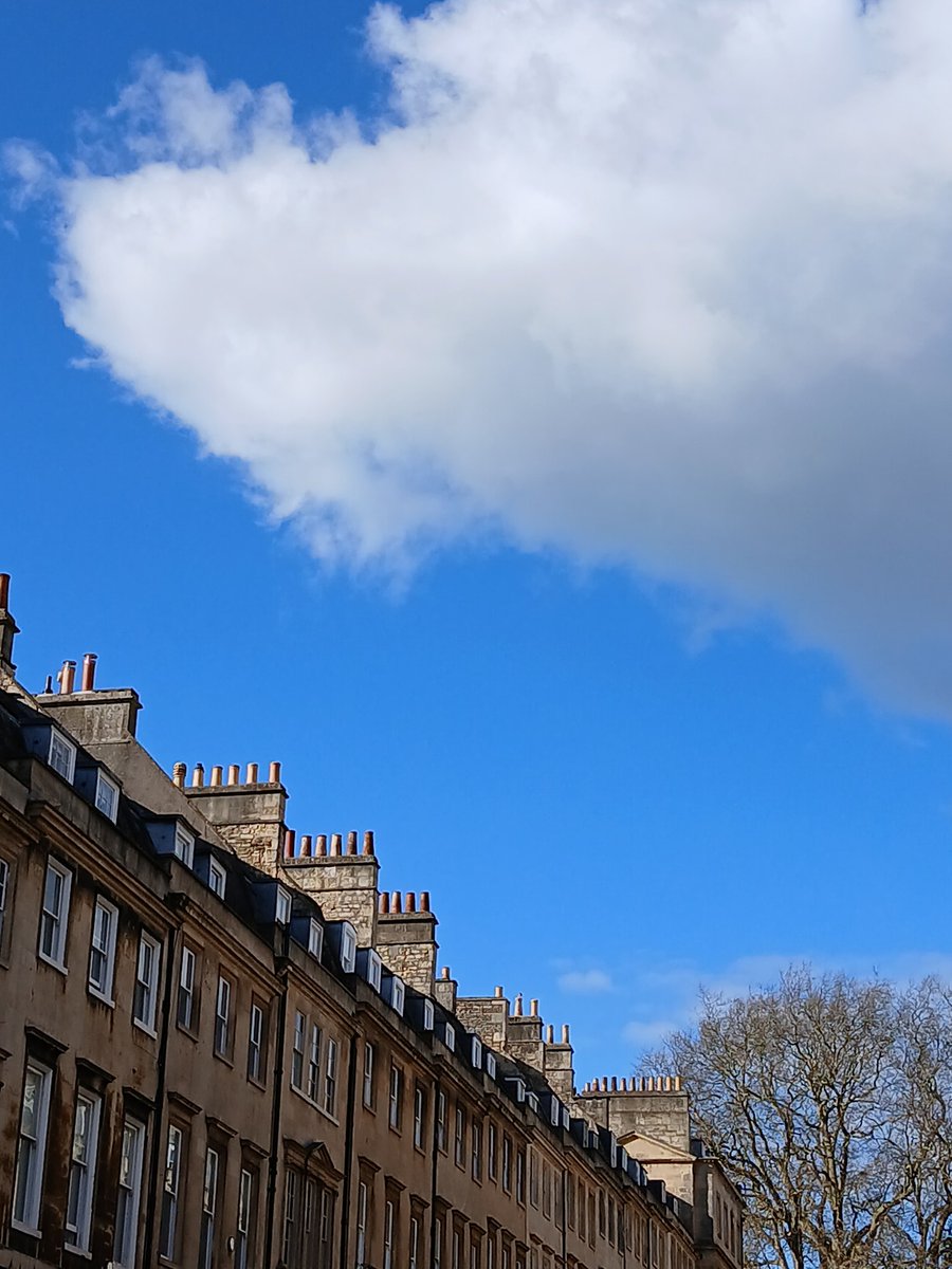 clairywairy88's tweet image. Pics of #BathAbbey and #PulteneyBridge and flipping through vinyl records at #Bath #Somerset Saturday afternoon and evening.x 🤍💛🩵