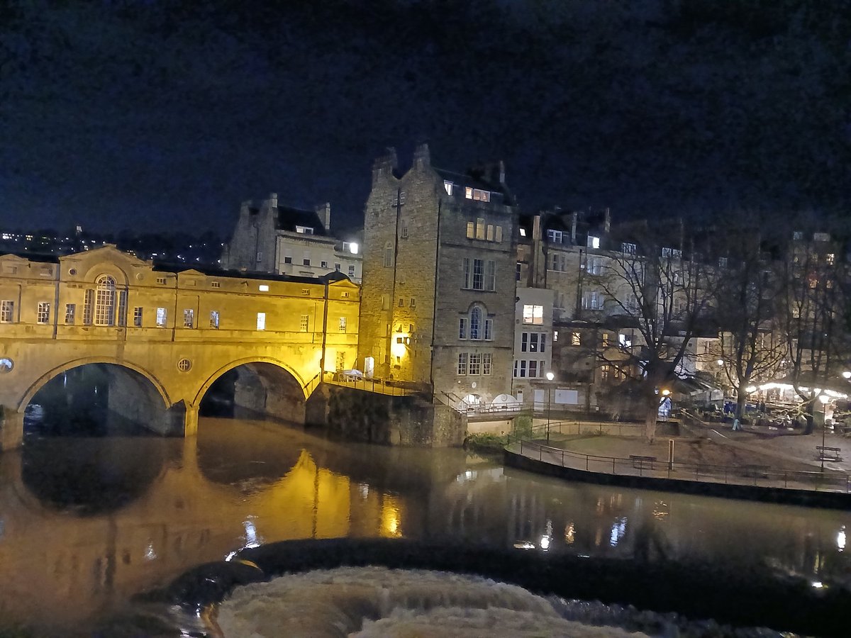 clairywairy88's tweet image. Pics of #BathAbbey and #PulteneyBridge and flipping through vinyl records at #Bath #Somerset Saturday afternoon and evening.x 🤍💛🩵