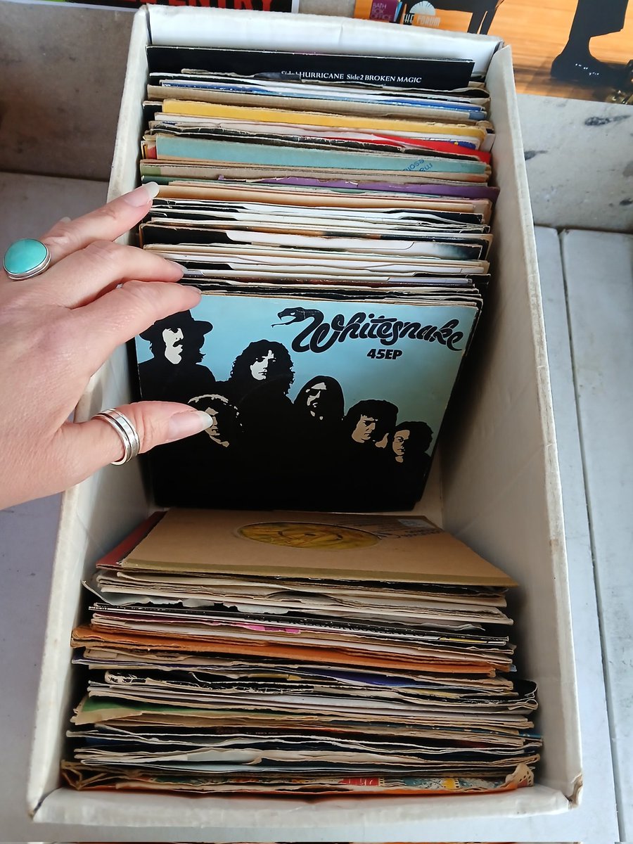 clairywairy88's tweet image. Pics of #BathAbbey and #PulteneyBridge and flipping through vinyl records at #Bath #Somerset Saturday afternoon and evening.x 🤍💛🩵